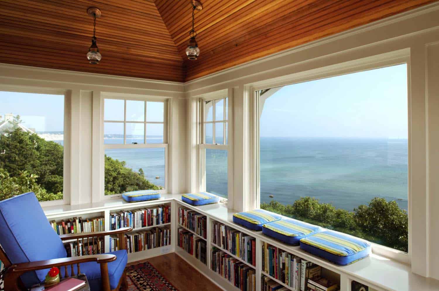 Pencere Koltuğu ile Güzelleşen Kütüphaneler